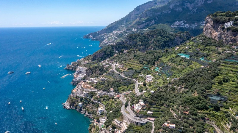 Vista aerea della splendida Costiera Amalfitana